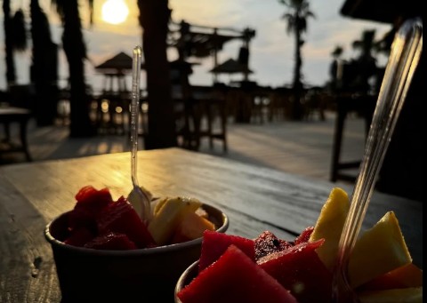Tablo in spiaggia da Naturale beach club: 5 posti liberi