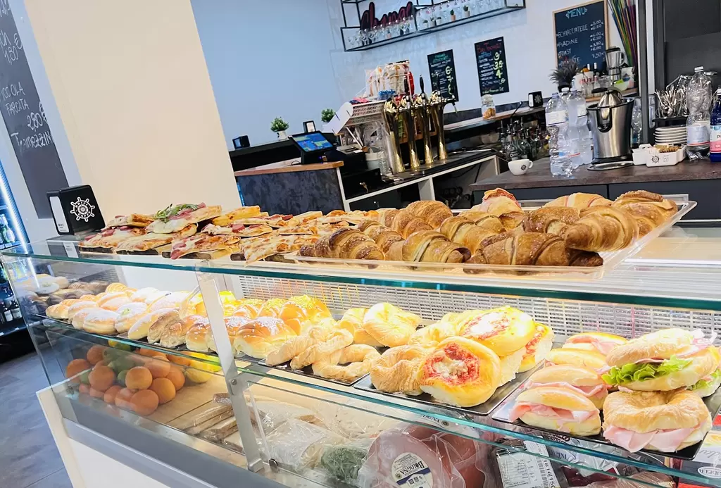 Tsunami Lounge Cafe'