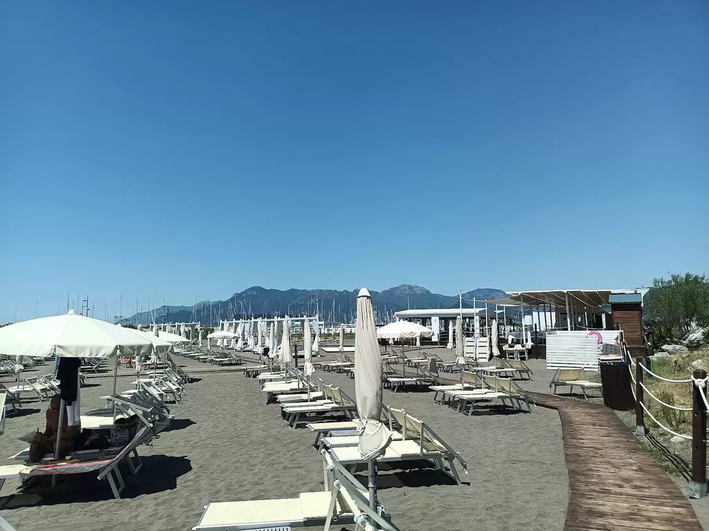 Tablo in spiaggia