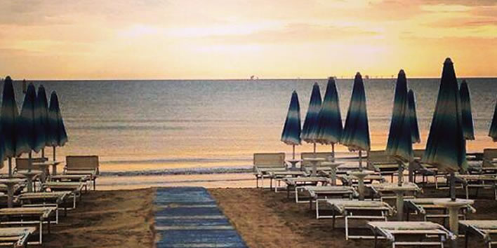 Tablo in spiaggia