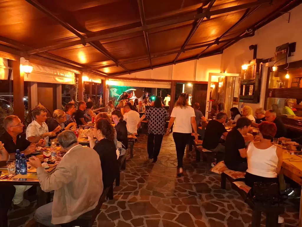 Cena, karaoke, show 