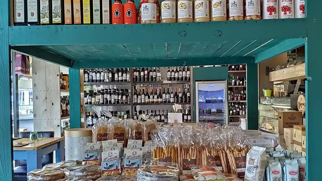 Libri, vino e creatività da BELLA VITA enoteca con cucina e specialità alimentari: 4 posti liberi