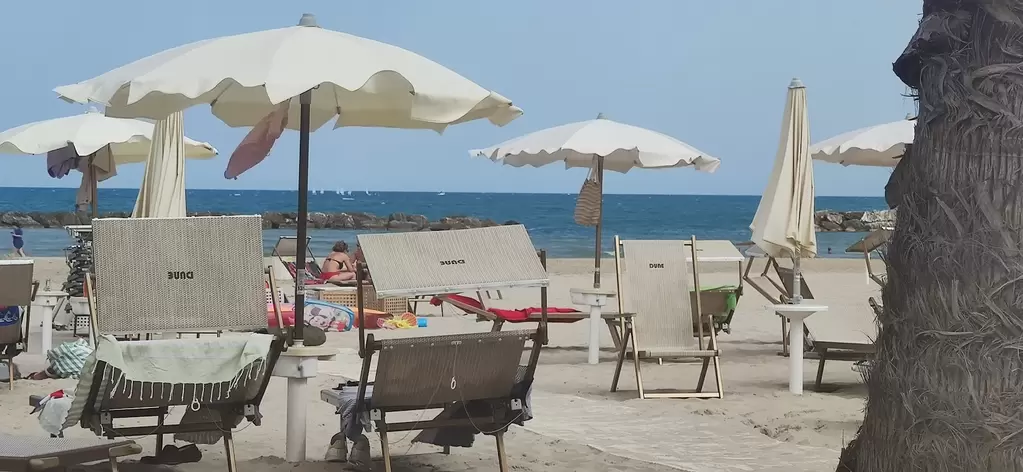 Tablo in spiaggia
