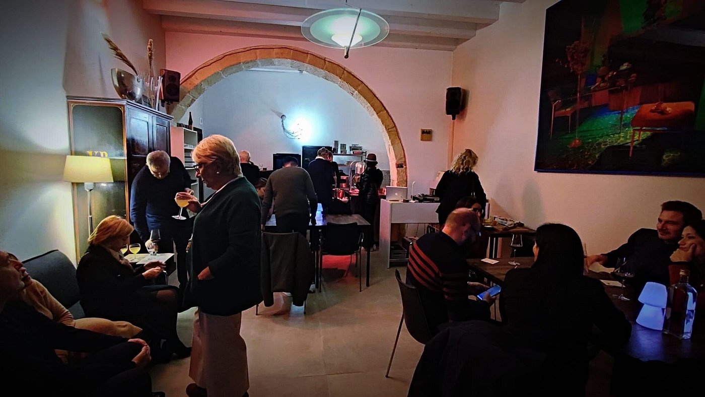 Wine Bar Garage