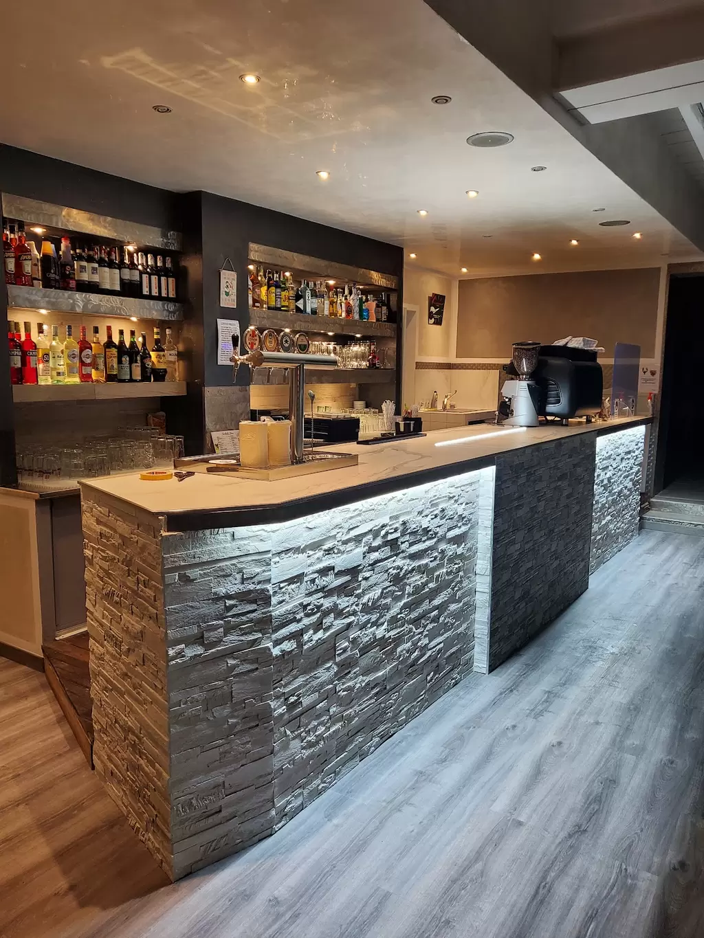 RISTORANTE con PIZZA ALL' ANGOLO