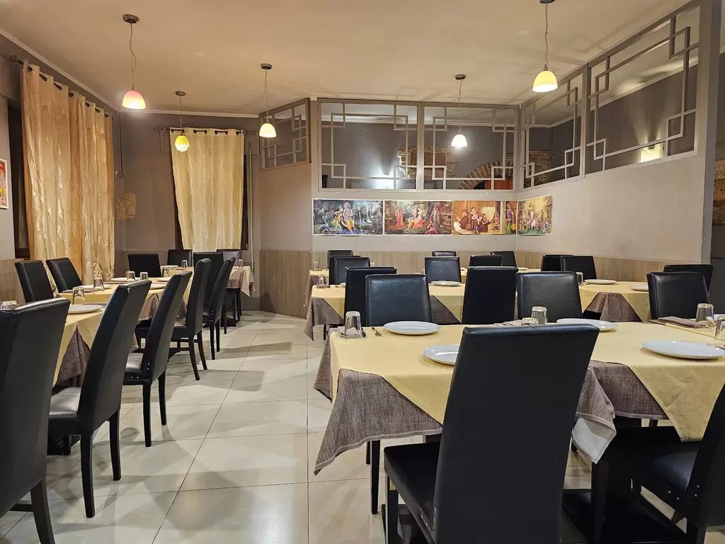 Cena indiana in un autentico ristorante indiano
