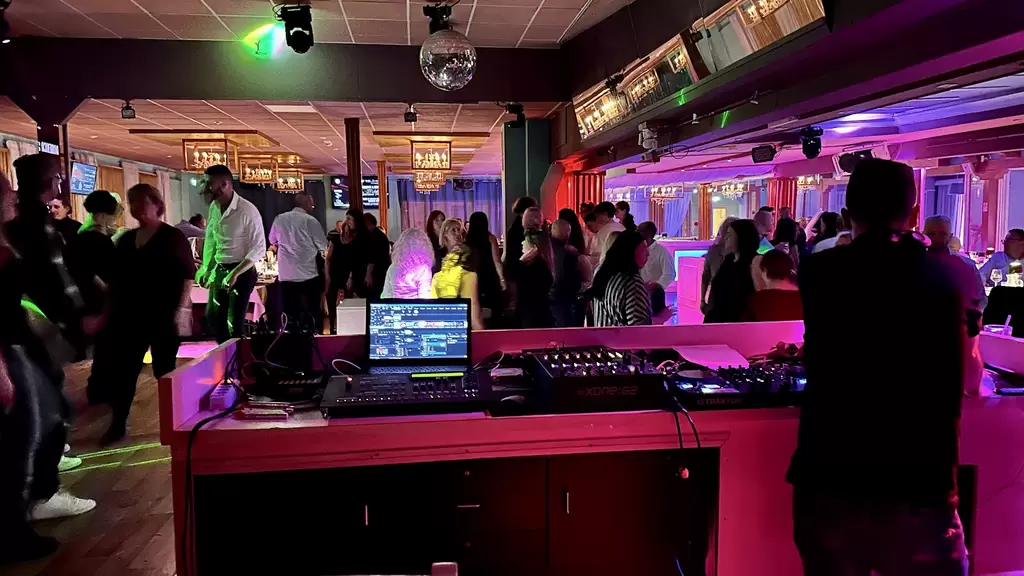 CENA TRA AMICI IN COMPAGNIA